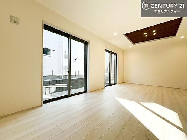 大きな窓からたっぷりの陽ざしが入る明るいリビング。開放感のあるリビングで家族団らんのくつろぎの時間を過ごせます。