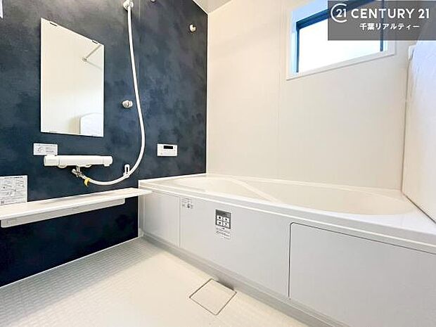 広々バスで一日の疲れをリフレッシュ。足が伸ばせるので、浴槽にもゆったりと浸かれますね！毎日のバスタイムが楽しみになります。