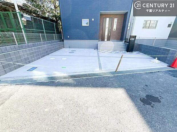 最大3台駐車できるカースペースはご夫婦でお車の維持はもちろん、来客時も安心です！自転車やバイク置き場にも困りません。（車種による）