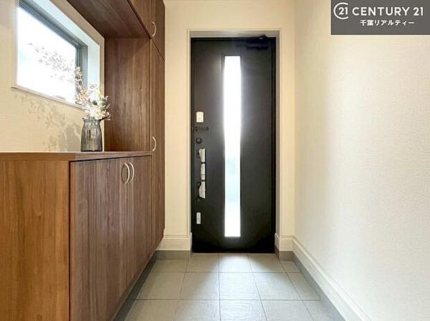 シューズボックス付きなので、玄関が片付きお掃除がしやすいです！スッキリした玄関で戸を開けた瞬間、清潔感のある心地いい空間が出迎えてくれます。