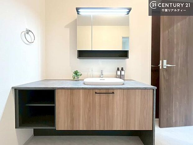 スタイリッシュでオシャレな洗面台！身なりを整える洗面所は、清潔感が大事です！水周りの清潔感のある雰囲気を演出！気持ちよくお使いいただけます。