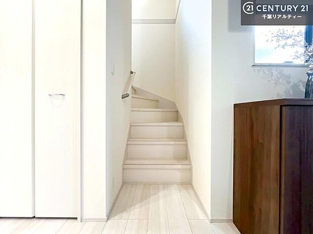 階段は明るく手摺りもついています。お子様やご年配の方も安心してご利用頂けますね。