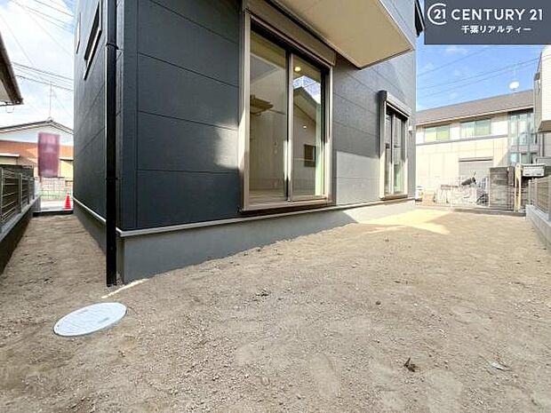 お庭スペースつき！ガーデニングや家庭菜園が楽しめてアウトドアの趣味が増えそうですね！