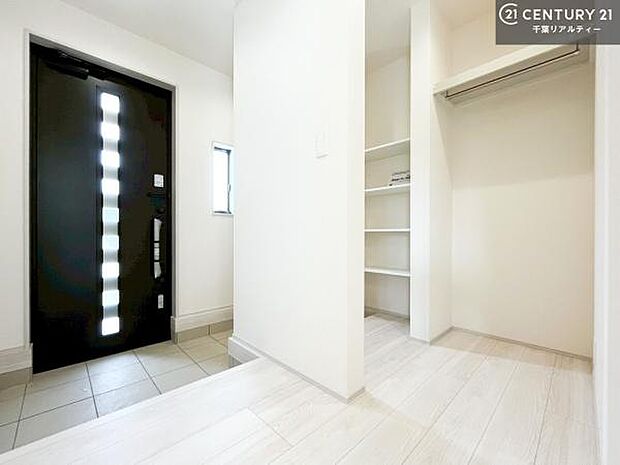 【同仕様】コンロは三口あるのでお料理の同時進行ができます。もちろんグリル付きです。調理スペースも広々している為作業がしやすい！使い勝手が良いシステムキッチンです！