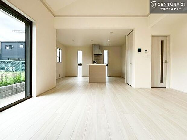 大きな窓からたっぷりの陽ざしが入る明るいリビング。開放感のあるリビングで日々の疲れも癒せます。