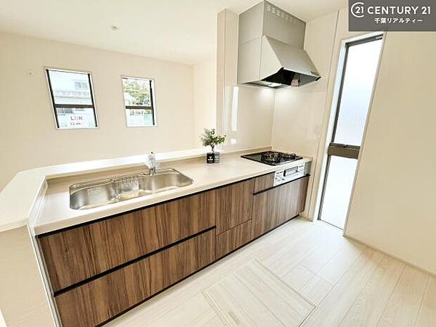 大人気の対面式システムキッチンを採用しています！ご家族のコミュニケーションが自然と増える設計です。お子様にも目が届くので嬉しいですね。広々使えて快適に作業が進みます！