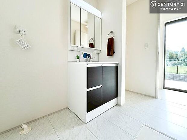 三面鏡仕様の洗面所は、身だしなみがしやすい造り！裏は収納になっています。ドライヤーやお化粧道具を片付けられるので洗面台周りをスッキリと見せることが出来ます！