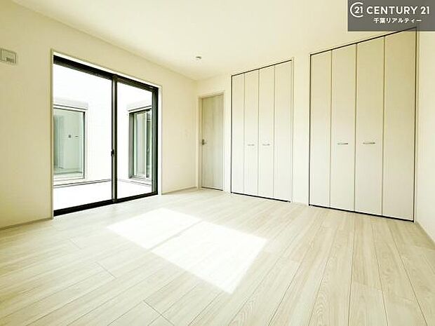 洋室は子供部屋や寝室、色々と用途多彩に利用できますね。収納力もたっぷりなので、広々気持ちよく過ごすことができます。