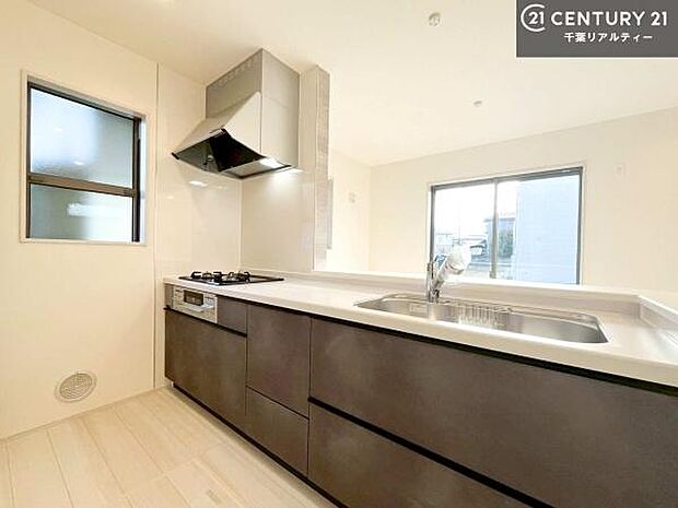 大人気の対面式システムキッチンを採用しています！ご家族のコミュニケーションが自然と増える設計です。お子様にも目が届くので嬉しいですね。広々使えて快適に作業が進みます。