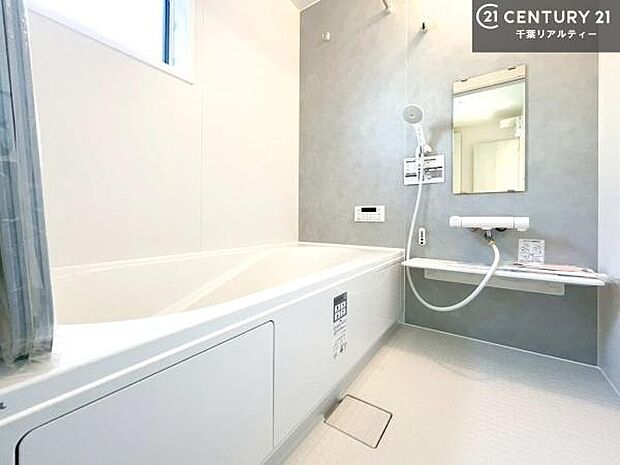 落ち着きある大人の雰囲気のバスルームは、味が出ていてバスタイムが充実！お仕事頑張っているご褒美にお好みの匂いの入浴剤を入れて、楽しんでみてはいかがでしょうか？