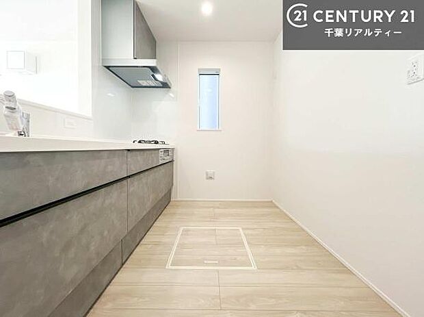 ゆとりある調理スペースで作業がしやすい快適なキッチンです！お子様と一緒にお菓子造りも楽しめる広々スペースです。楽しい調理時間になりそうですね！