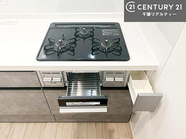 コンロは三口あるのでお料理の同時進行ができます。もちろんグリル付きです。調理スペースも広々している為作業がしやすい！使い勝手が良いシステムキッチンです！