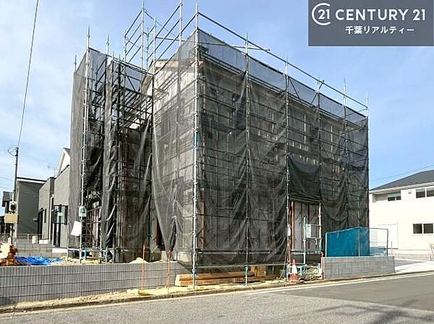 現在建築中。完成後は明るく開放的なリビングや最新設備のキッチンなど快適な空間が広がります。未完成だからこそ“新しい暮らし”への期待が高まる住まい。今しか見られない建築中の様子も必見です。