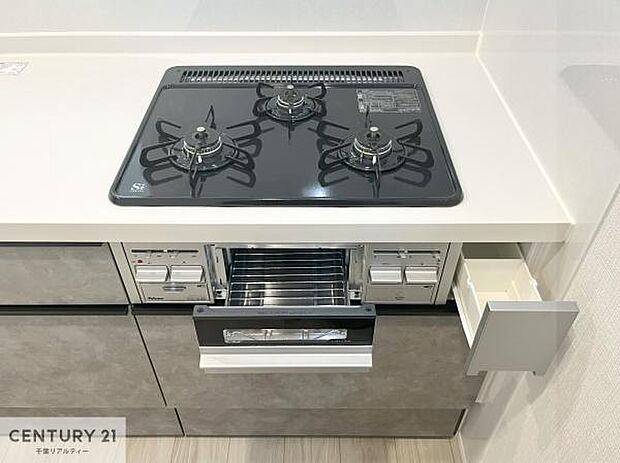 コンロは三口あるのでお料理の同時進行ができます。もちろんグリル付きです。調理スペースも広々している為作業がしやすい！使い勝手が良いシステムキッチンです！
