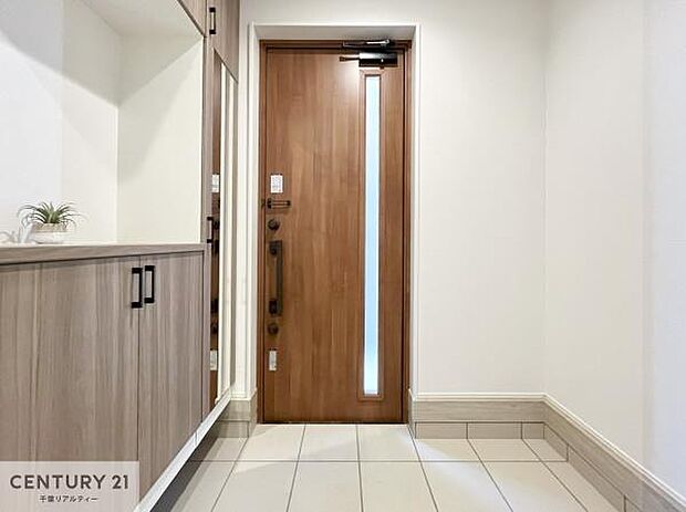 シューズボックス付きなので、玄関が片付きお掃除がしやすいです！スッキリした玄関で戸を開けた瞬間、清潔感のある心地いい空間が出迎えてくれます。