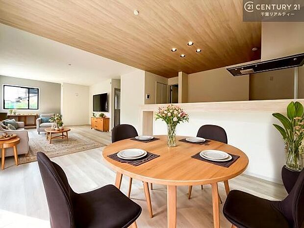 家具はCGパースです。開放感のある広々LDK!ソファーやダイニングテーブルを置いても窮屈にならないので快適に過ごせます!(同仕様)