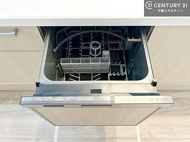 食洗機付きのキッチンです!忙しい時や手荒れ防止として大変活躍する便利な仕様です!ビルトインなのでキッチンの場所を取らず調理スペースを広く使うことが出来ます!