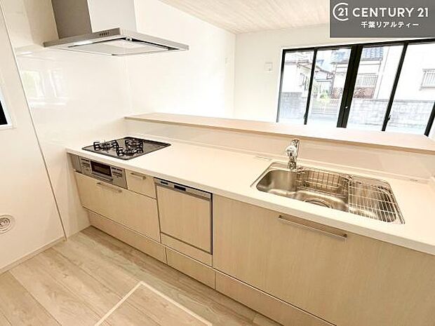 大人気の対面式システムキッチンを採用しています！ご家族のコミュニケーションが自然と増える設計です。お子様にも目が届くので嬉しいですね！広々使えて快適に作業が進みます。