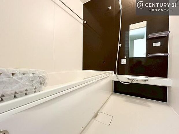 落ち着きある大人の雰囲気のバスルームは、味が出ていてバスタイムが充実!お仕事頑張っているご褒美にお好みの匂いの入浴剤を入れて、楽しんでみてはいかがでしょうか?