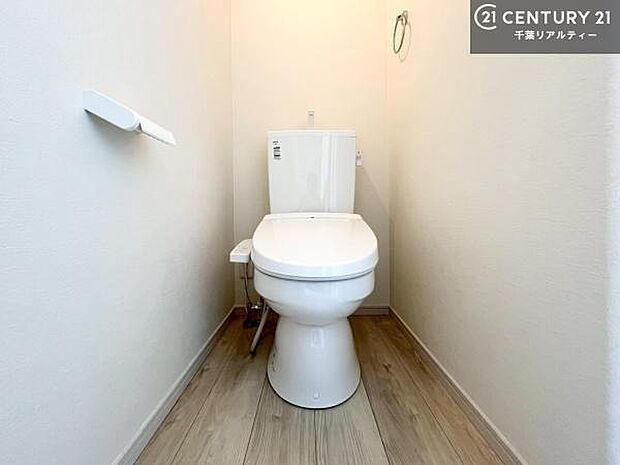 清潔感のある色味のお手洗いです！さわやかでスッキリする空間です！白を基調としているので、お手入れがしやすいトイレです！