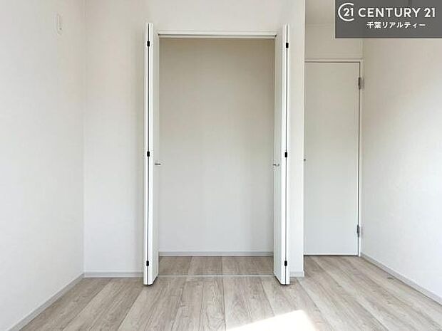 全居室に収納を完備しているため、季節物や日用品もしっかり収まり、お部屋を広くすっきり使えます。