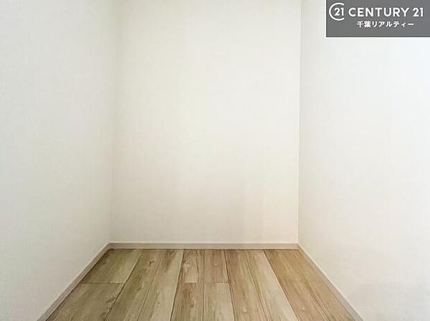 リビングにウォークインクローゼットがあるため、生活感を抑えた空間づくりが可能。いつでもすっきりとしたリビングを保てます!