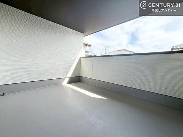 ワイドインナーバルコニー!屋根が付いているので、急に雨が降っても濡れにくく安心!強い日差しもカットしてくれるので、お天気の良い日は、お外へ出て深呼吸するのもよさそうです!