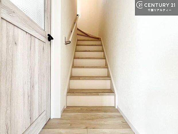 階段は明るく手摺りもついています!お子様やご年配の方も安心してご利用頂けますね!