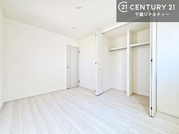 収納スペースも充実しているので散らかったお部屋をサッと片付けられます！