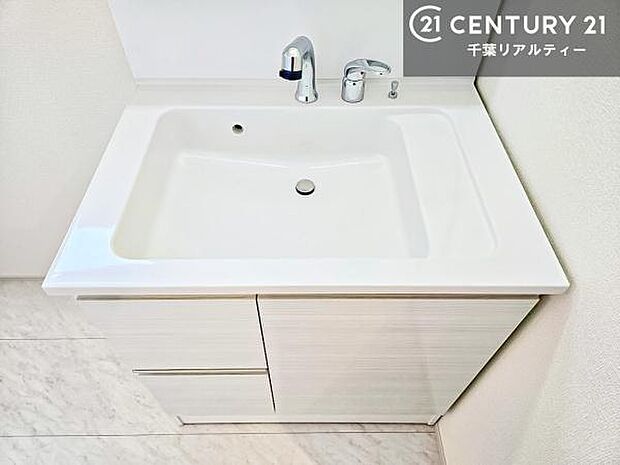 深い洗面台ボウルは、水が跳ねにくいのでお手入れが楽々！清潔感が保てます！キレイな洗面所で自分磨きのモチベーションが上がりますね！