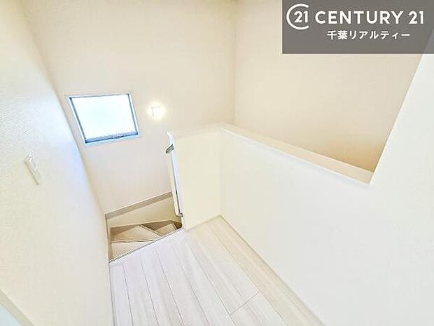 階段は明るく手摺りもついています。お子様やご年配の方も安心してご利用頂けますね。