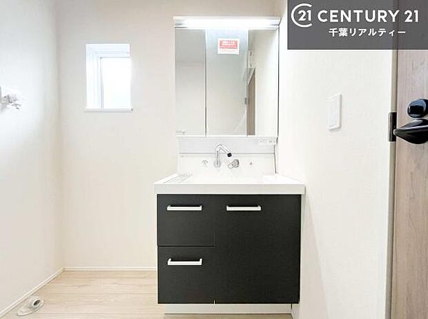 三面鏡仕様の洗面所は、身だしなみがしやすい造り!裏は収納になっています。ドライヤーやお化粧道具を片付けられるので洗面台周りをスッキリと見せることが出来ます!