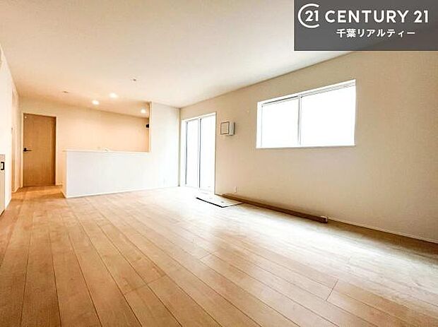 大きな窓からたっぷりの陽ざしが入る明るいリビング。開放感のあるリビングで家族団らんのくつろぎの時間を過ごせます。