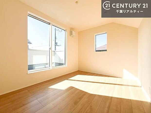 バルコニーに面している洋室です。明るく温もりがあり、換気もしっかりできます!朝起きて、外に出て背伸びをしつつ深呼吸をし良い朝を迎え入れることができます。