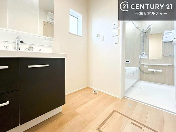 小窓付きの明るい洗面室です!湿気もすぐに入れ替えができて清潔に保つことができます!自然光が差し込むのでお化粧の仕上がりも良くなりますね!