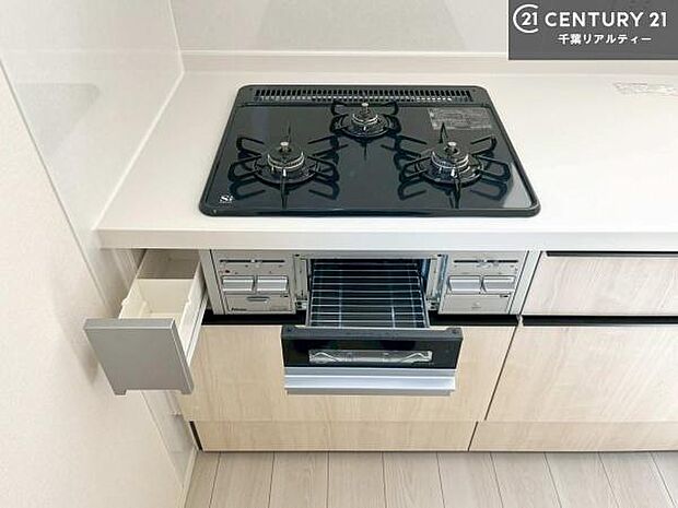 コンロは三口あるのでお料理の同時進行ができます。もちろんグリル付きです。調理スペースも広々している為作業がしやすい！使い勝手が良いシステムキッチンです！【同仕様】