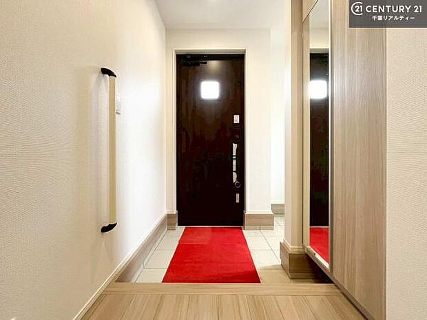 シューズインクローク付きです!シューズだけでなくベビーカーや折り畳み自転車、アウトドア用品もスッキリと片付けられます!