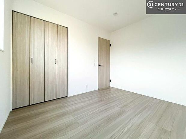 収納スペースがしっかり確保されているため、おもちゃや学用品もサッと片付き、いつでもスッキリ。綺麗な空間が保てます!