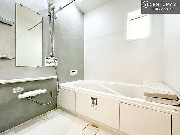 落ち着きある大人の雰囲気のバスルームは、味が出ていてバスタイムが充実！お仕事頑張っているご褒美にお好みの匂いの入浴剤を入れて、楽しんでみてはいかがでしょうか？