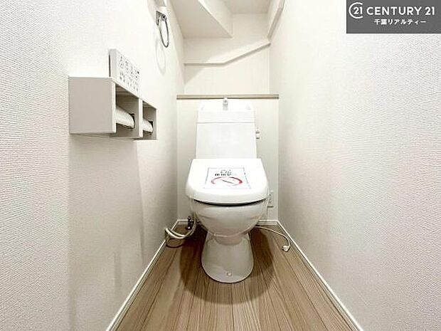 1・2階にトイレがございます!朝の忙しい時間帯も待たずにすみそうですね。白を基調とした清潔感のあるトイレでお手入れがしやすいです!