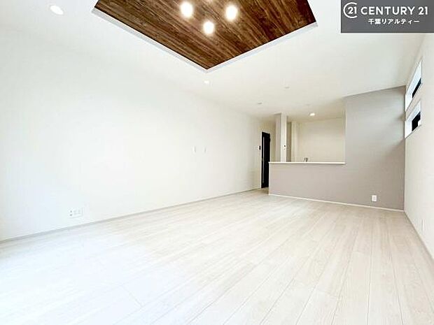 優しい陽だまりがリビングを包んでくれて居心地の良い空間を演出してくれます!くつろぎの時間を過ごせます!