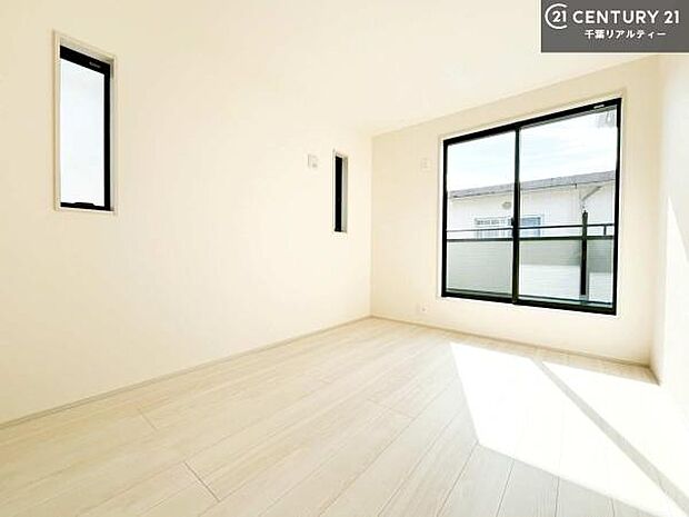 バルコニーへ面した洋室なので天気のいい日はバルコニーへ出てリフレッシュするのもいいですね!充実したプライベートタイムが送れる洋室!陽当たり、風通し良好です。