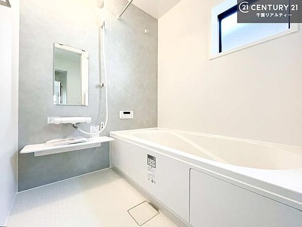 落ち着きある大人の雰囲気のバスルームは、味が出ていてバスタイムが充実!お仕事頑張っているご褒美にお好みの匂いの入浴剤を入れて、楽しんでみてはいかがでしょうか?