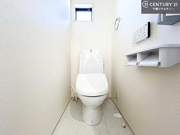 1・2階にトイレがございます!朝の忙しい時間帯も待たずにすみそうですね。白を基調とした清潔感のあるトイレでお手入れがしやすいです!