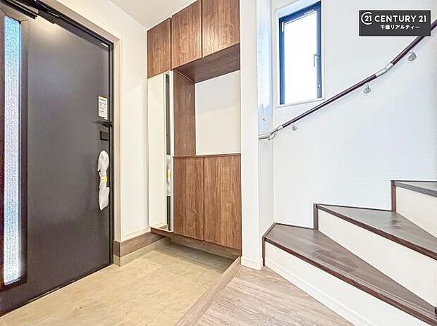 シューズボックス付きなので、玄関が片付きお掃除がしやすいです!スッキリした玄関で戸を開けた瞬間、清潔感のある心地いい空間が出迎えてくれます。