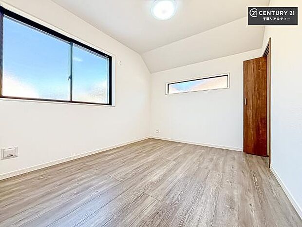 2面採光を確保した明るい室内は、風通しも良く、明るく大変居心地の良い空間となっております。リラックスして過ごせる心地の良いお部屋です!朝の目覚めがスッキリしますね!