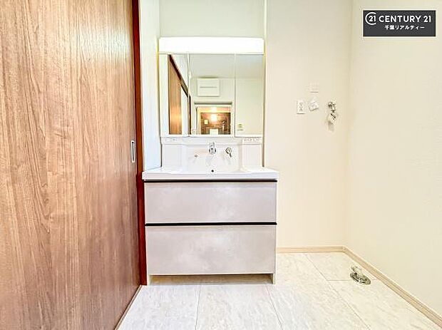 深い洗面台ボウルは、水が跳ねにくいのでお手入れが楽々!清潔感が保てます!キレイな洗面所で自分磨きのモチベーションが上がりますね!