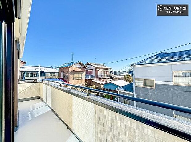 陽当たりの良いバルコニーで、お洗濯物もよく乾きそうですね!お天気の良い日にはバルコニーへ出てリフレッシュするのも気持ちよさそうです。