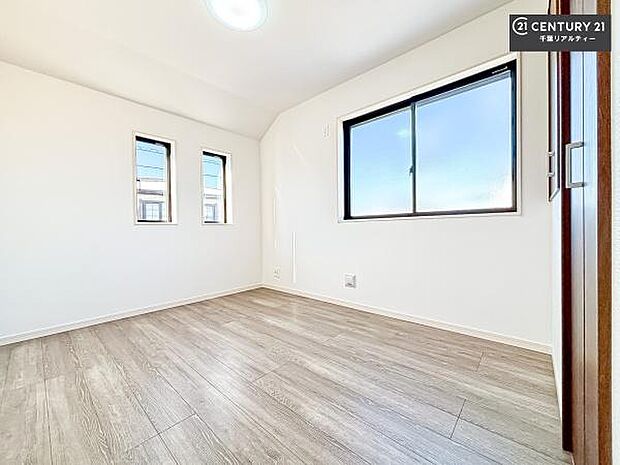 優しい光が差し込む洋室は、朝の目覚めも気持ちが良さそうですね。おうち時間もゆったりと過ごすことができます。