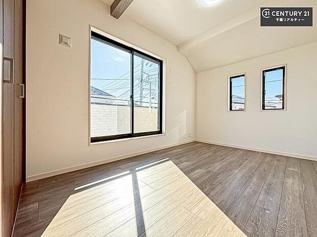 明るい室内は、風通しも良く、明るく大変居心地の良い空間となっております。リラックスして過ごせる心地の良いお部屋です!